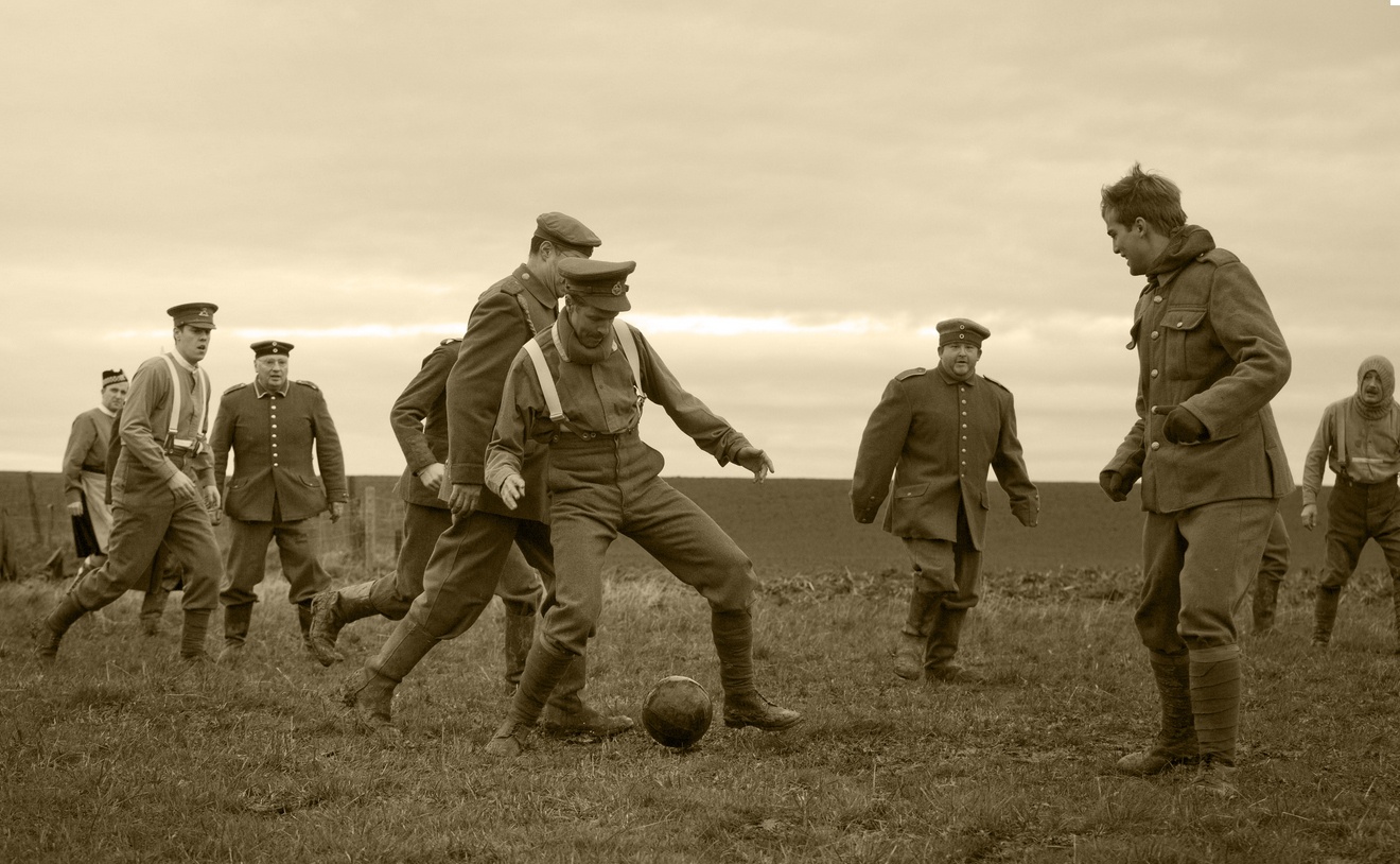 Giang sinh xuc dong hiem co giua chien truong hinh anh