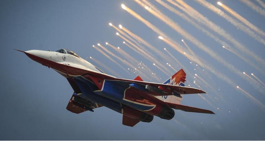 Nhung buc anh quan su dep nhat cua Nga nam 2014 hinh anh