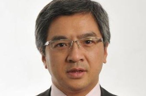 Doanh nhân Anh Choi Chi Man là một trong những hành khách trên chuyến bay QZ 8501. Channel News Asia đưa tin Choi đáp chuyến bay QZ8501 cùng con gái hai tuổi mang quốc tịch Singapore. Choi tốt nghiệp Đại học Essex tại Anh và đang là giám đốc của một công ty điện.