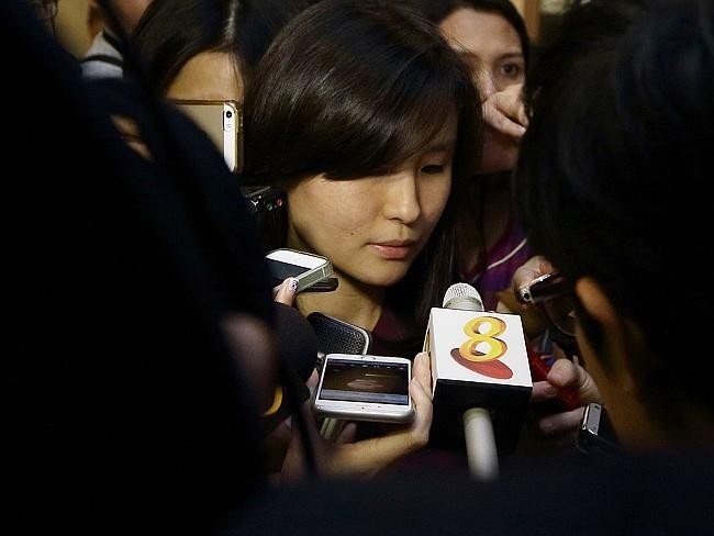 Cô gái 25 tuổi, Louise Sidharta, trả lời phỏng vấn tại sân bay Changi, Singapore. Ảnh: Getty