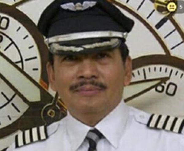 Loi nhan xuc dong cua con gai co truong QZ8501 gui cha hinh anh