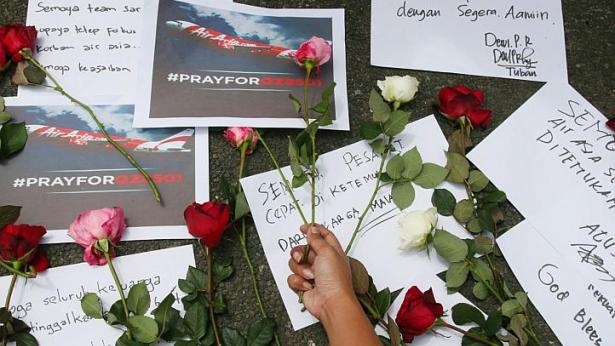 Than nhan hanh khach MH370 an ui nguoi nha nan nhan QZ8501 hinh anh