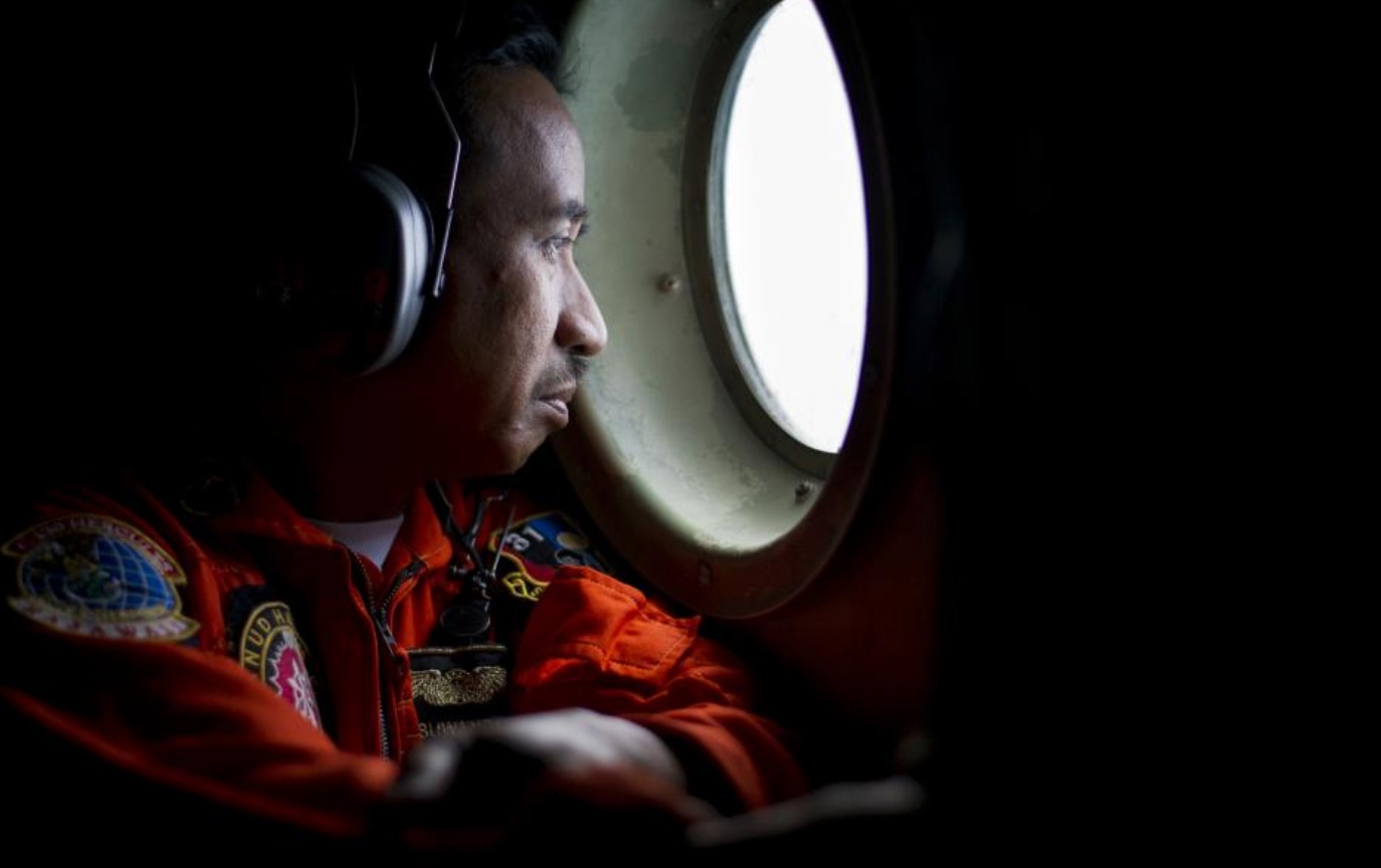 4 ngay khac khoai tim kiem QZ8501 hinh anh