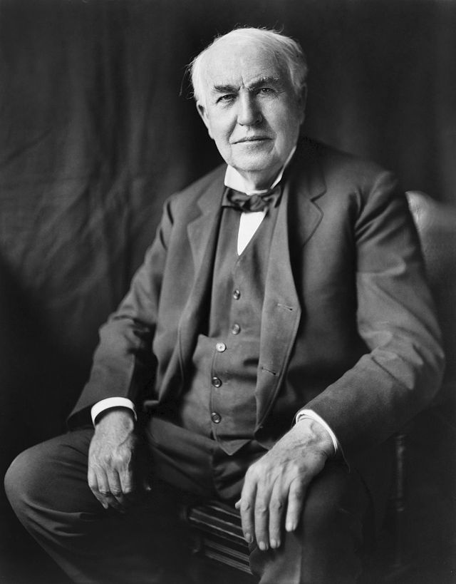 Thomas Edison (11/2/1847 – 18/10/1931) là nhà phát minh phát triển nhieeuf thiết bị có ảnh hưởng lớn tới cuộc sống trong thế kỷ 20, trong đó có bóng điện. Ông được coi là một trong những nhà phát minh giàu ý tưởng nhất trong lịch sử. Nhà khoa học sinh năm Mùi này nhận 1.093 bằng sáng chế tại Hoa Kỳ và khoảng 400 bằng sáng chế ở Anh, Pháp, Đức. Ảnh: Wiki