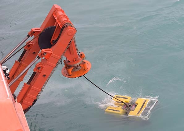 Nga thay 30 vat the tren mat bien o noi may bay AirAsia roi hinh anh