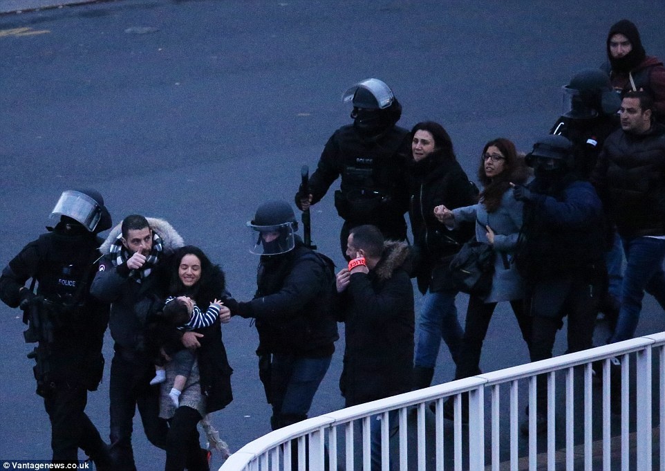 Con tin vu bat coc o Paris cuop sung de ban sat thu hinh anh