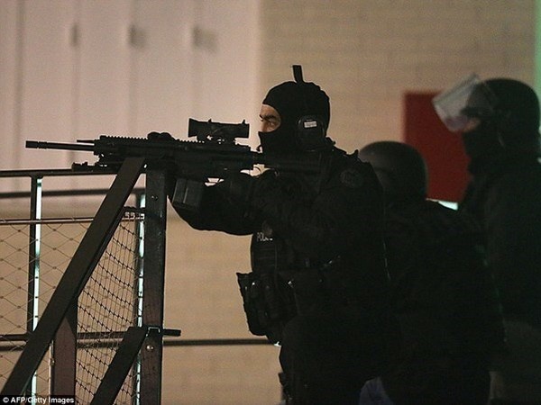 Phap duy tri canh bao an ninh cao nhat sau cac vu khung bo hinh anh