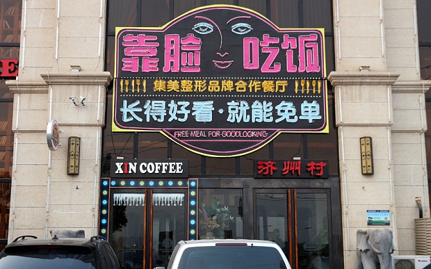 Nha hang Trung Quoc mien phi thuc an cho nguoi dep hinh anh