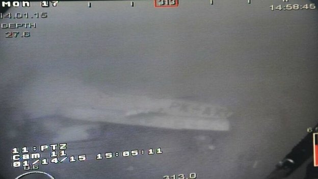 Hình ảnh thân máy bay AirAsia gặp nạn dưới đáy biển