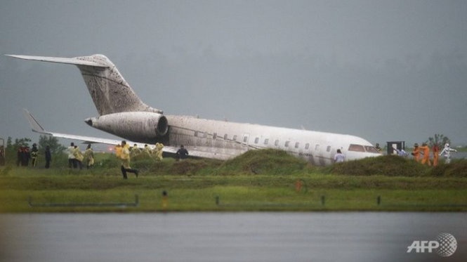 Mũi của chiếc máy bay chở các trợ lý của tổng thống Aquino đang húc xuống bùn. Ảnh: AFP