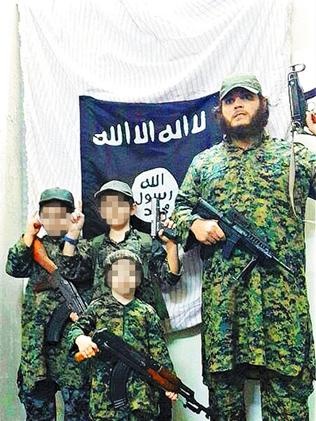 Khaled Sharrouf cùng các con trai. Ảnh: Telegraph