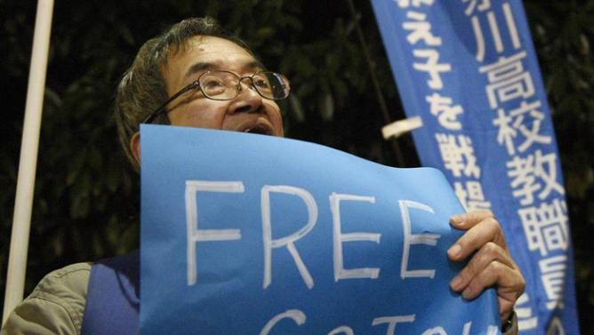 Con tin con song giuc vo gay suc ep voi Thu tuong Nhat hinh anh