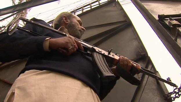 Giao vien mang sung sau tham sat truong hoc dam mau hinh anh