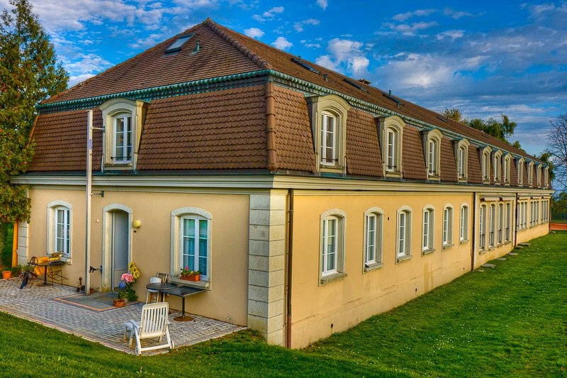 Ngôi trường có hai khuôn viên. Một ở Rolle, bên cạnh hồ Geneva và khuôn viên khác tại Gstaad. Khi mùa đông tới, học sinh sẽ học tại Gstaad và tại Rolle vào mùa xuân. Trường đào tạo bằng chương trình song ngữ, tiếng Anh và tiếng Pháp. Nếu học sinh muốn sử dụng ngôn ngữ khác, họ cũng sẽ được đáp ứng.