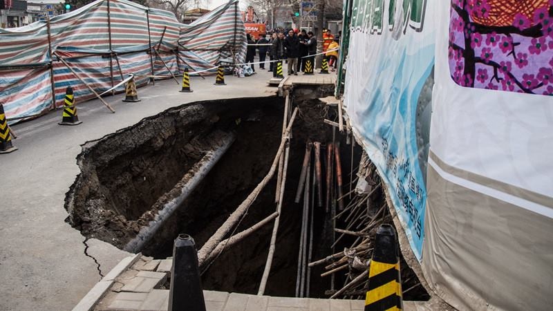 Hang loat nha lot xuong ho tu than o Bac Kinh hinh anh