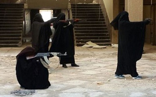 Hai chi em sinh doi thanh nu sat thu IS hinh anh