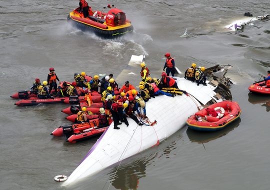 Ca gia dinh may man song sot trong tham kich GE235 hinh anh