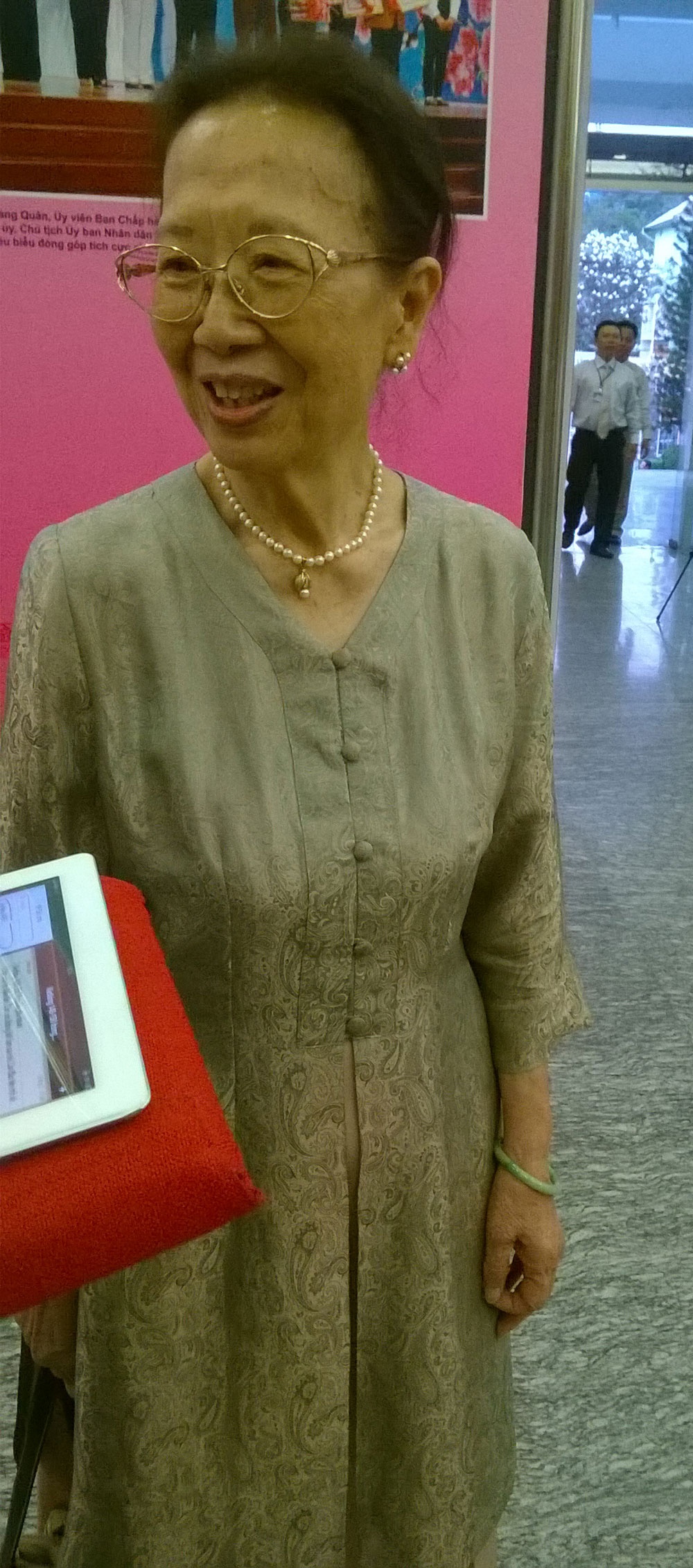 Bà Đào Thị Hoàng Anh vui vẻ trả lời phỏng vấn. 