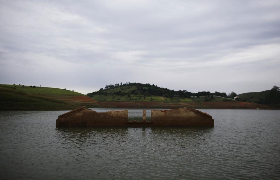 Thanh pho bat ngo hien len tu day song hinh anh