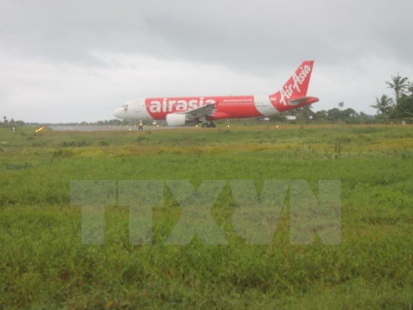 May bay cua AirAsia phai quay dau do su co hinh anh