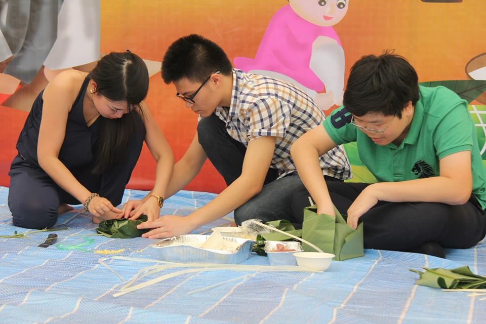 Nguoi Viet tai Singapore thi goi banh mung Tet co truyen hinh anh