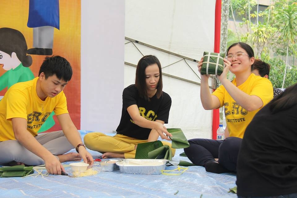 Cộng đồng người Việt tại Singapore vừa tổ chức thi gói bánh chưng chào mừng Tết Nguyên Đái tại Đại sứ quán Việt Nam, số 10 Leedon Park hôm 7/2. Cuộc thi thu hút rất đông người Việt sinh sống, học tập tại đảo quốc sư tử tới tham gia.