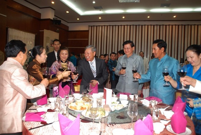 Đại sứ Việt Nam tại Lào Nguyễn Mạnh Hùng (thứ tư, bên phải) cùng các nhà lãnh đạo Lào đang nâng cốc chúc mừng Xuân Ất Mùi.