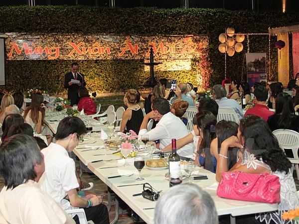 Kieu bao mung Tet co truyen tren khap the gioi hinh anh