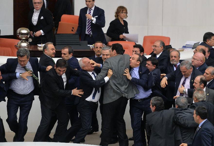 Nghi si Tho Nhi Ky au da ngay trong phien hop hinh anh