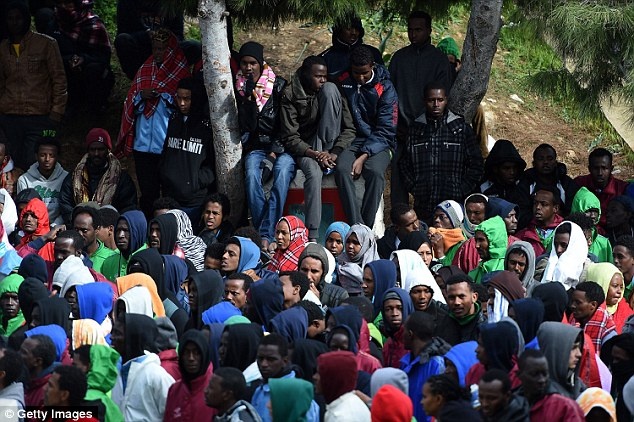 Nguoi ti nan Libya chay tron IS vat vuong tai Italy hinh anh