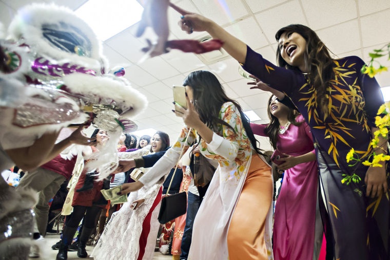 Cac co gai goc Viet xung xinh ao dai xem mua lan tren dat My hinh anh