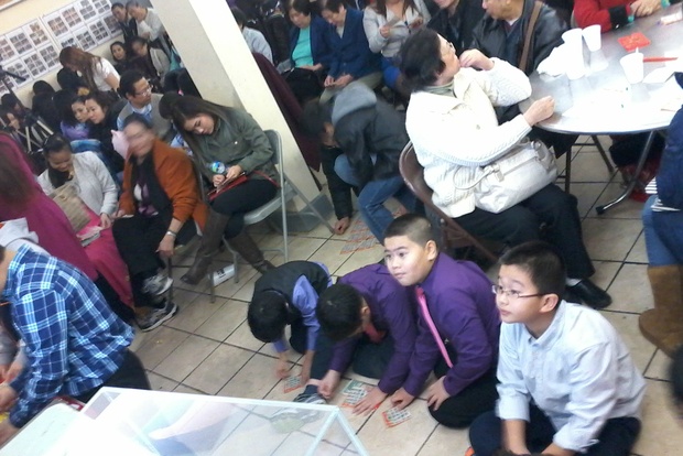 Khoảng 300 người gốc Việt đã đến chùa Trúc Lâm thắp hương, thưởng thức các món ăn Việt Nam trong ngày mùng 4 Tết.