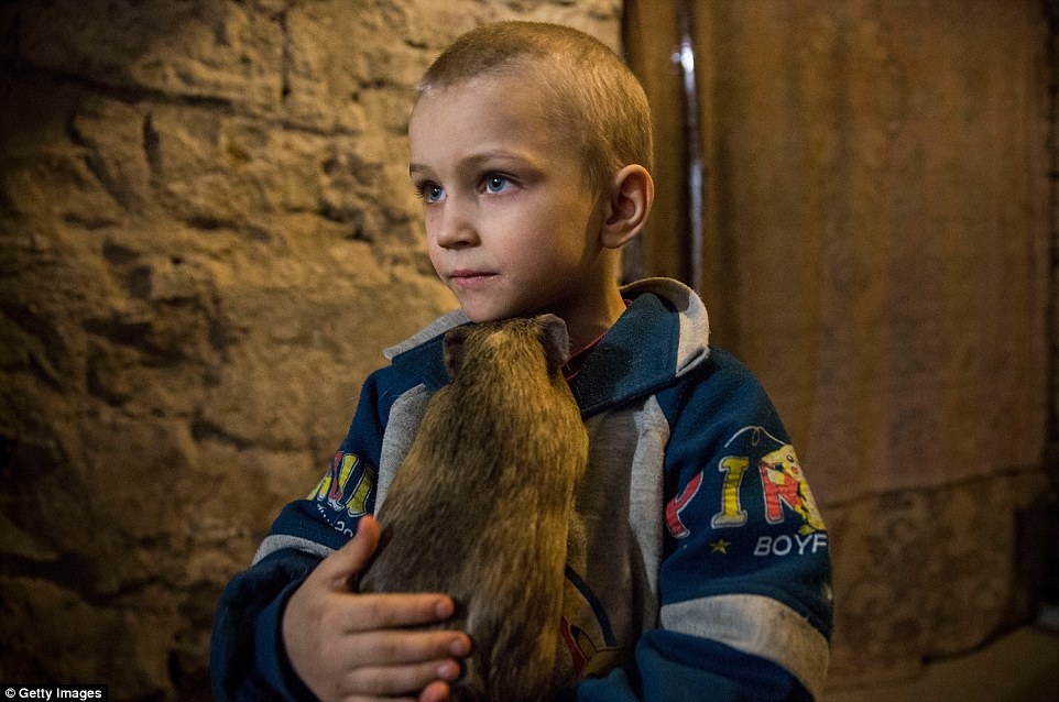 Cuoc song trong ham tranh bom o mien dong Ukraine hinh anh