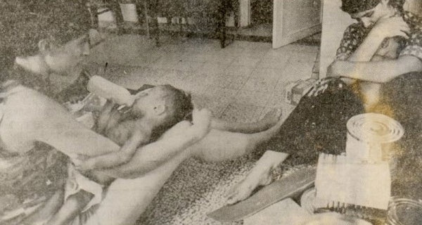 Anne McCrudden (áo sát nách) gắn bó với trại trẻ Allambie ở Sài Gòn trong chiến tranh Việt Nam năm 1971 - 1973 khi cô ngoài 20 tuổi. McCrudden cùng các bảo mẫu người Việt và tình nguyện viên nước ngoài chăm sóc các bé mồ côi, bị bỏ rơi hoặc là con của binh sĩ Mỹ trong nhà tình thương.