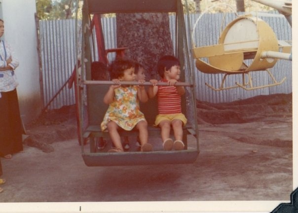 Các bé chơi tại một công viên ở Sài Gòn.