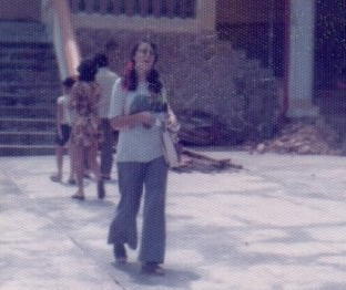 Bao mau Anh cham soc tre Viet lai o Sai Gon 40 nam truoc hinh anh