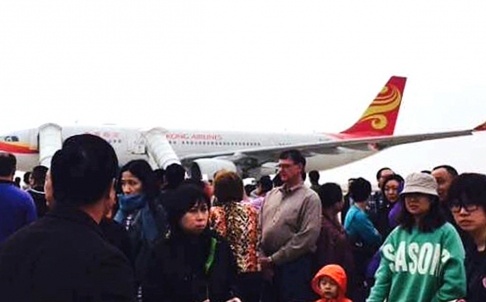 May bay Hong Kong ha canh khan cap vi bi doa danh bom hinh anh