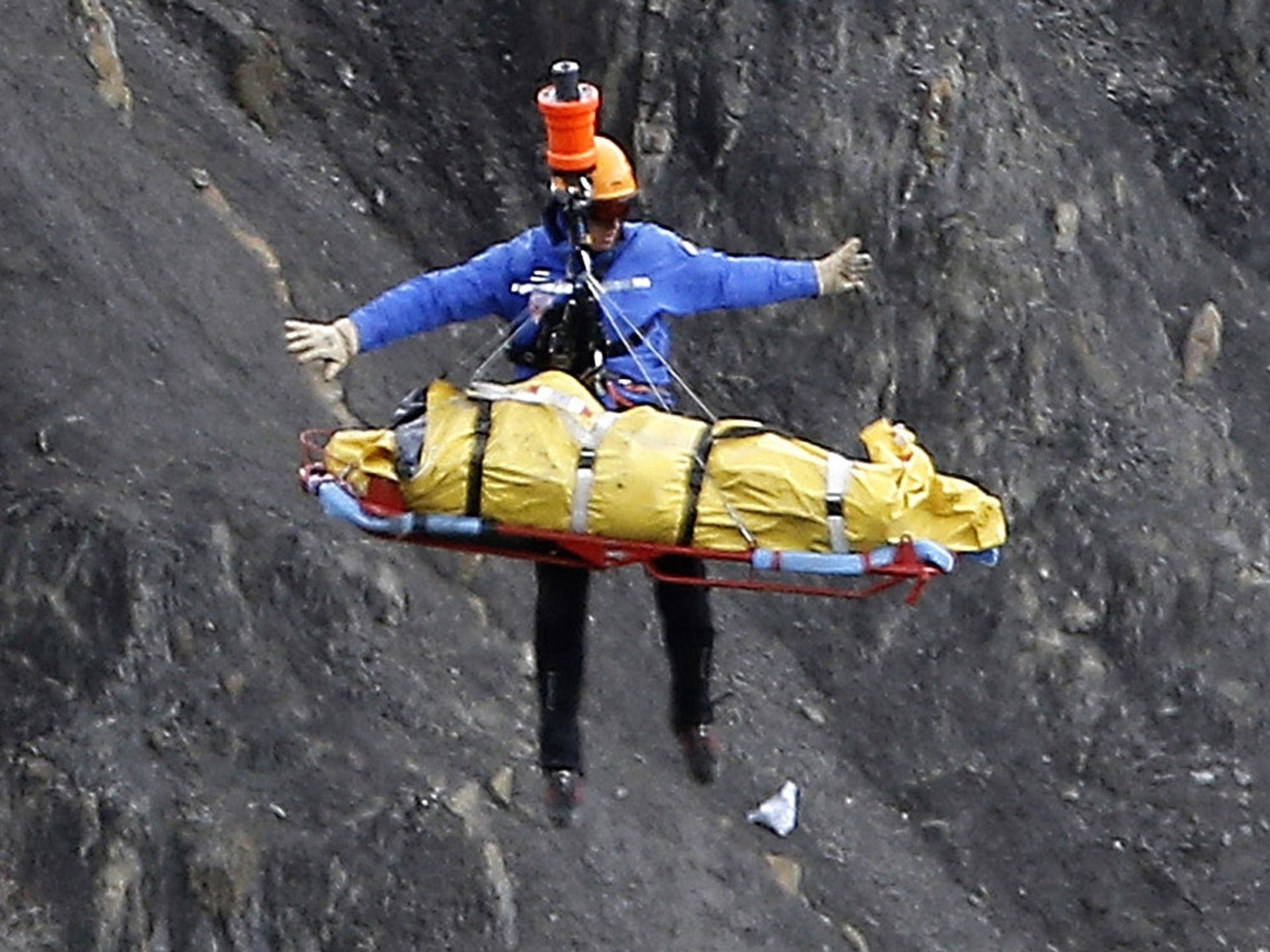 Truc thang dua thi the nan nhan 4U9525 ra khoi vung nui hinh anh