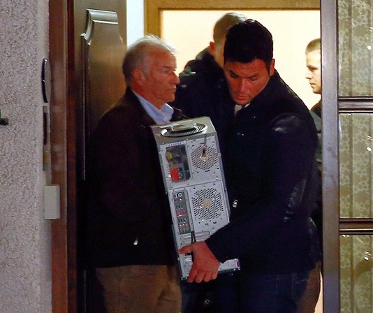 Luc soat nha co pho 4U9525 de tim dong co tu sat hinh anh