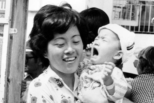 Khoanh khac cuoi cua tre Babylift truoc khi roi Sai Gon hinh anh