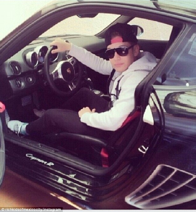 Một bộ phận giới trẻ Mexico đang vung tiền vào các cuộc chơi xa xỉ, vào hàng hiệu để chứng tỏ đẳng cấp. Người ta gọi tầng lớp con nhà đại gia này là Mirreyes. Các cậu ấm, cô chiêu thường xuyên công bố hình ảnh cuộc sống thượng lưu với du thuyền, rượu ngoại, đồng hồ xa xỉ trên mạng xã hội.