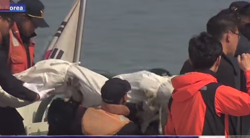 Luc luong cuu ho dua thi the nan nhan tau Sewol len bo hinh anh