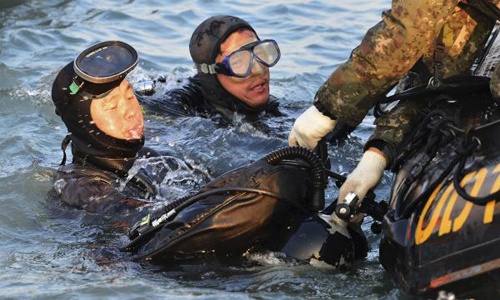 Cuoc chien voi tu than cua tho lan tau Sewol hinh anh