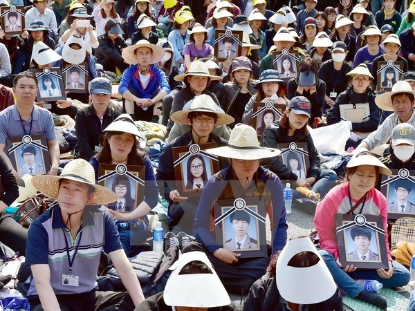 Han Quoc tuong niem mot nam tham hoa chim tau Sewol hinh anh