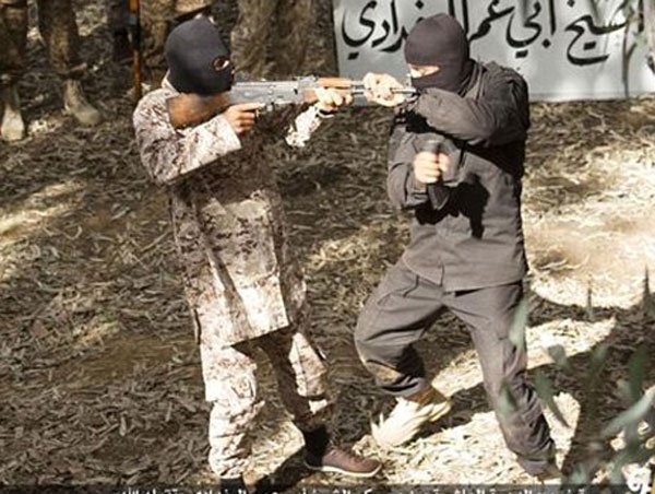 Ben trong trai huan luyen khung bo cua IS hinh anh