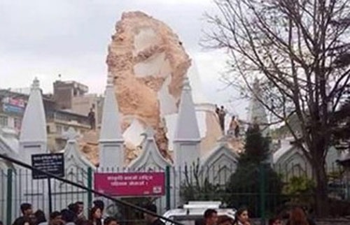 Toa thap lich su cua Nepal sap, 50 nguoi co the bi chon vui hinh anh