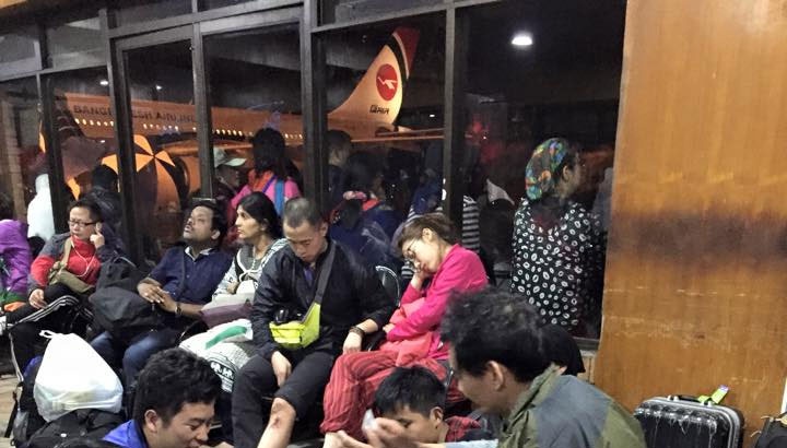 San bay Nepal hon loan 'nhu trai ti nan' sau dong dat hinh anh