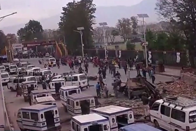 Khoanh khac dong dat cuc manh lam rung chuyen thu do Nepal hinh anh