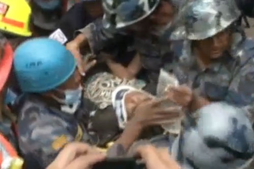 Thieu nien song sot sau 5 ngay bi vui trong dong do nat hinh anh