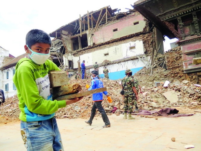 No luc cuu Kathmandu sau dong dat kinh hoang hinh anh